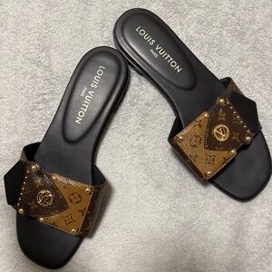 LV frame flat mule